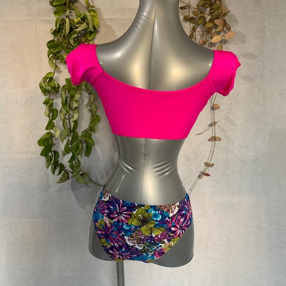 Knotted-Front Swim Crop Top  👙 - Picture 6 of 9